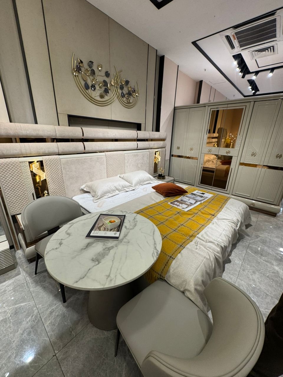 Chambre à coucher complète avec lit, tables et décoration